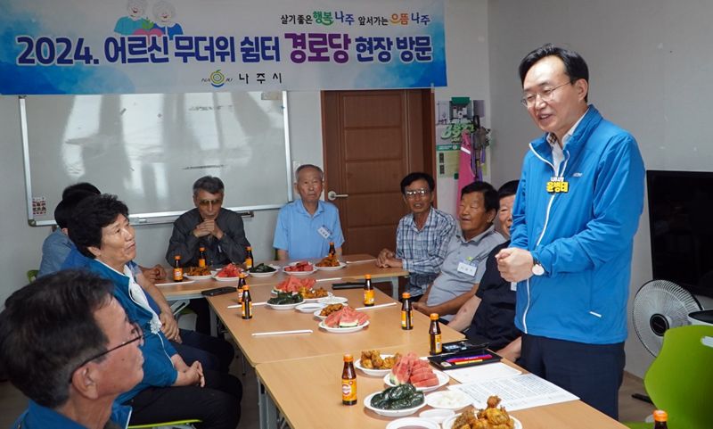 전남 나주시가 경로당 이용 어르신의 삶의 질 향상과 디지털 격차 해소를 위해 스마트 경로당 조성에 나선다. 사진은 윤병태 나주시장이 경로당을 찾아 어르신들의 건의사항을 경청하고 있는 모습. 나주시 제공