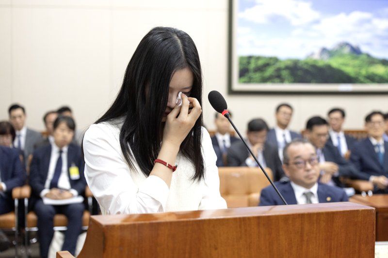 뉴진스 하니가 15일 서울 여의도 국회에서 열린 환경노동위원회 국정감사에서 눈물을 닦고 있다. 국회사진기자단