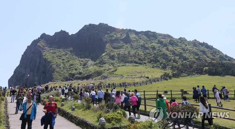 중국 관광객으로 북적이는 제주 성산일출봉 [연합뉴스 자료사진]