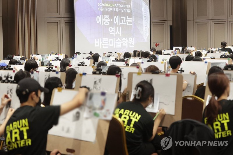 미술 입시 준비 미술 입시 준비 (서울=연합뉴스) 강민지 기자 = 7일 오전 서울 강남구 코엑스에서 열린 바른미술학원 실기대회에서 학생들이 소묘 실기를 보고 있다. 2024.8.7 mjkang@yna.co.kr (끝)