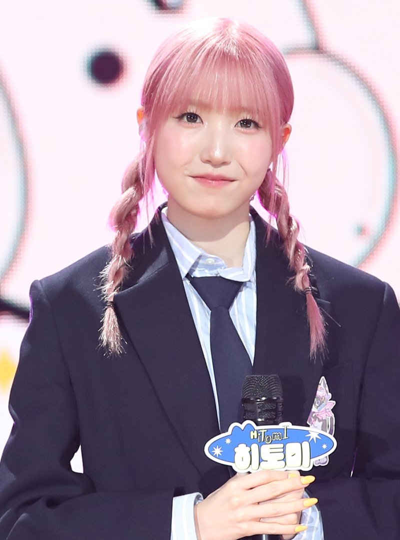 그룹 세이마이네임 히토미가 15일 서울 강서구 등촌동 SBS 공개홀에서 가진 첫 번째 미니앨범 ‘SAY MY NAME(세이 마이 네임)’ 발매 기념 쇼케이스에서 신곡을 열창하고 있다. 2024.10.15/뉴스1 ⓒ News1 권현진 기자