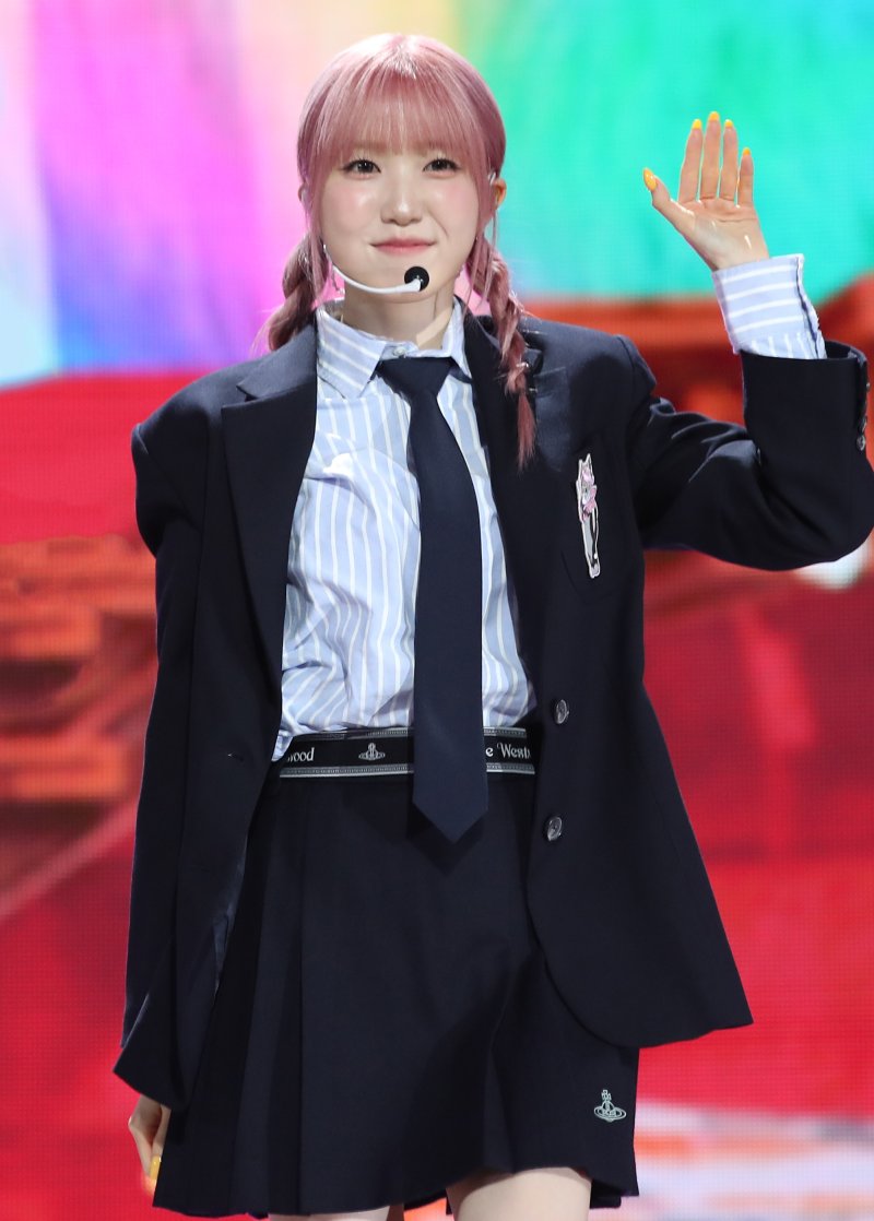 그룹 세이마이네임 히토미가 15일 서울 강서구 등촌동 SBS 공개홀에서 가진 첫 번째 미니앨범 ‘SAY MY NAME(세이 마이 네임)’ 발매 기념 쇼케이스에서 신곡을 선보이고 있다. 2024.10.15/뉴스1 ⓒ News1 권현진 기자