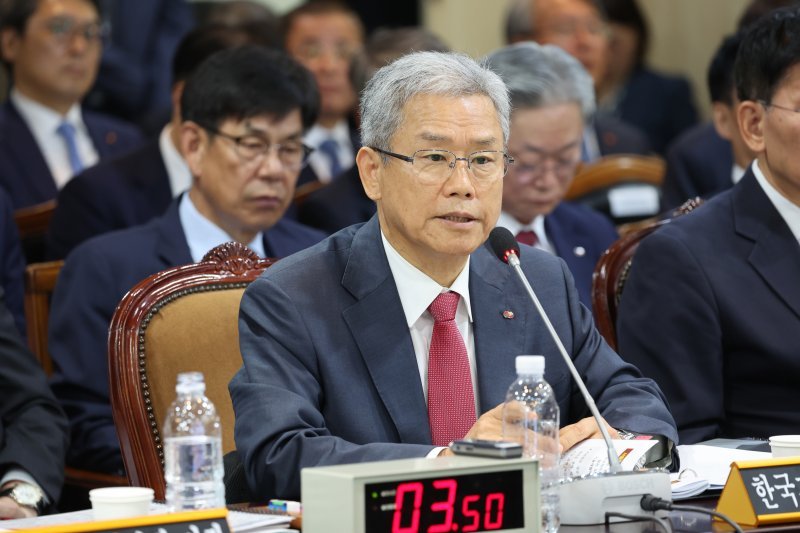 김동철 한국전력공사 사장이 14일 전남 나주빛가람혁신도시 한국전력공사 본사에서 열린 산업통산자원중소벤처기업위원회 국정감사에서 의원들 질의에 답하고 있다. /사진=뉴스1