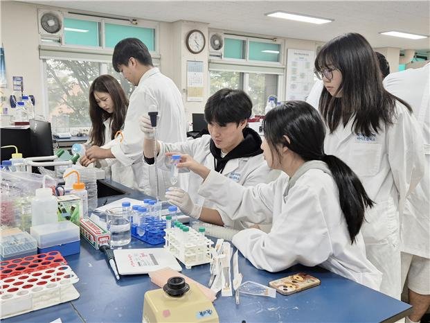 한국폴리텍대학 바이오캠퍼스 바이오배양공정과 '롯데반' 학생들이 세포 배양액에서 단백질 분리정제를 진행하기 위해 단백질 함량 분석 실습을 하고 있다. 한국폴리텍대학 제공