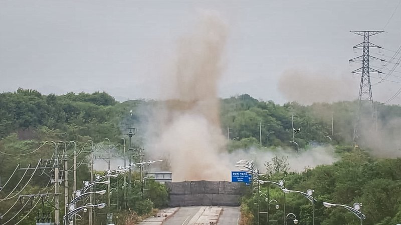 북한이 15일 남북 교류를 상징하는 경의선·동해선 연결도로 일부 구간을 폭파했다. 지난 8월 경의선과 동해선 철도 차단에 이어 도로까지 단절, 남북 간 육로를 완전히 끊었다. 이에 우리 군은 군사분계선(MDL) 이남 지역에 대응사격을 실시했다. 합동참모본부가 이날 공개한 북한의 남북 연결도로 폭파 장면 합동참모본부 제공