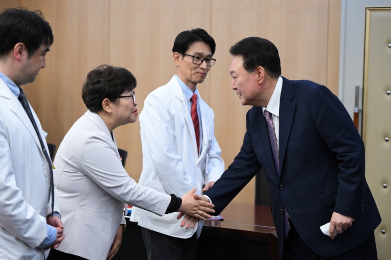 윤석열 대통령이 15일 제주시 제주대학교병원을 방문해 병원관계자 및 의료진과 인사를 나누고 있다. (대통령실 제공) /사진=뉴스1화상