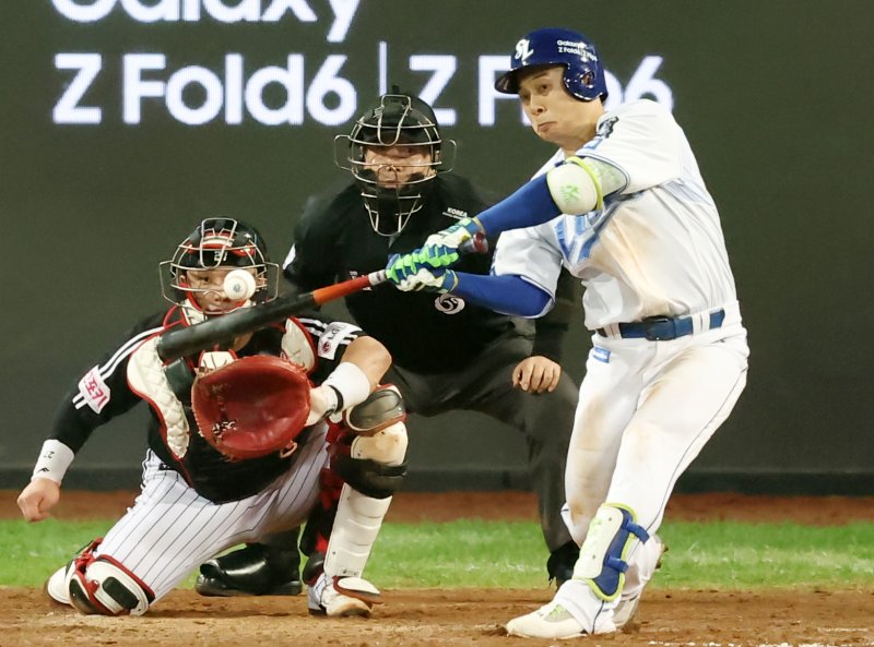 15일 대구삼성라이온즈파크에서 열린 2024 KBO 포스트시즌 플레이오프 2차전 LG 트윈스 대 삼성 라이온즈 경기. 5회 말 2사 1루 때 삼성 김헌곤이 2점 홈런을 치고 있다. 연합뉴스