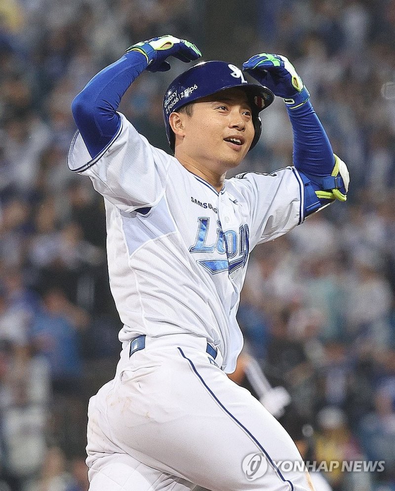 김헌곤, 2연타석 2점 홈런 김헌곤, 2연타석 2점 홈런 (대구=연합뉴스) 윤관식 기자 = 15일 오후 대구 삼성라이온즈파크에서 열린 2024 프로야구 신한 SOL뱅크 KBO 포스트시즌 플레이오프 2차전 LG 트윈스와 삼성 라이온즈의 경기. 7회말 무사 주자 1루 상황에서 삼성 김헌곤이 2점 홈런을 치고 세리머니하며 그라운드를 달리고 있다. 2024.10.15 psik@yna.co.kr (끝)