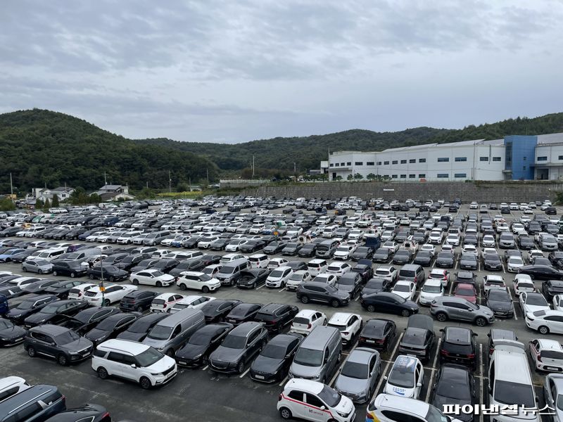 지난 14일 경기 안성 롯데렌탈 경매장 주차장 모습. 사진=권준호 기자