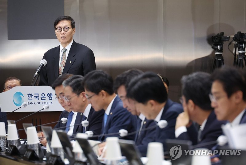 업무 보고하는 이창용 한국은행 총재 업무 보고하는 이창용 한국은행 총재 (서울=연합뉴스) 신준희 기자 = 이창용 한국은행 총재가 14일 중구 한은 본점에서 열린 국회 기획재정위원회 국정감사에서 업무보고를 하고 있다. 2024.10.14 hama@yna.co.kr (끝)