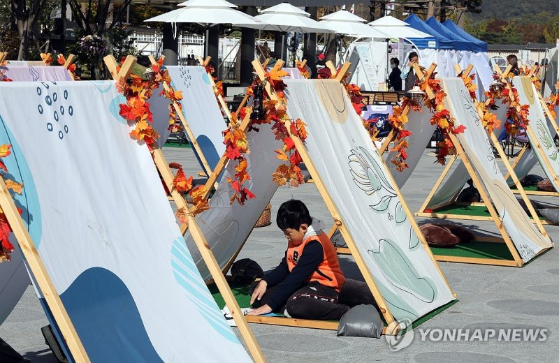 한강, 노벨문학상 탔지만…책 안 보고 문해력 처지는 한국학생