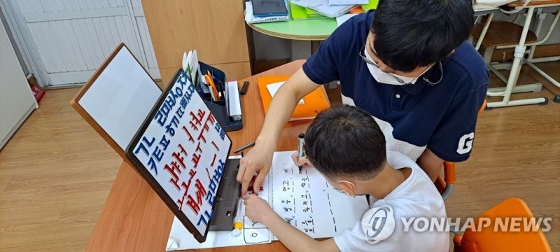 한강, 노벨문학상 탔지만…책 안 보고 문해력 처지는 한국학생