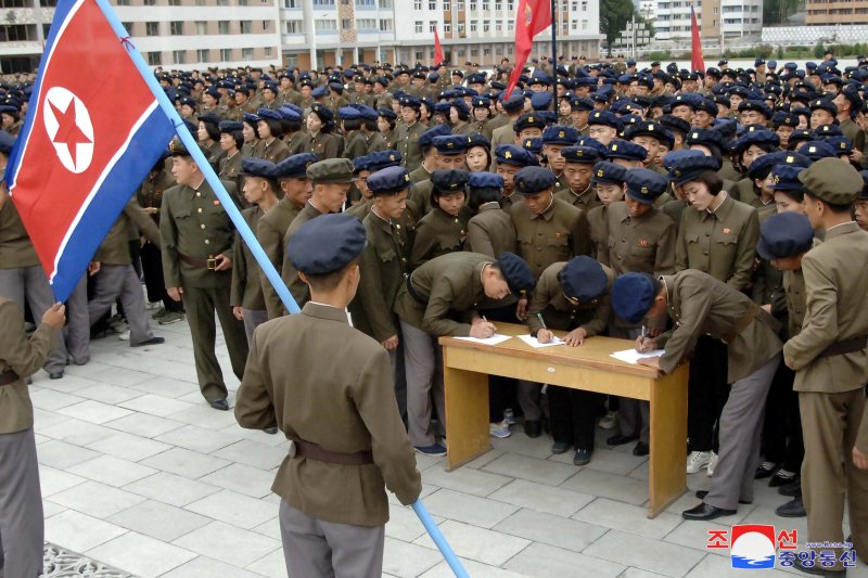 최근 북한이 남한 무인기가 평양 상공에서 대북 전단을 살포했다고 주장하고 남북 연결도로 일부 구간을 폭파하며 긴장감을 높이는 가운데 북한 전역에서 14일과 15일 이틀동안 140만여명에 달하는 청년들과 학생들이 인민군대 입대,복대를 탄원하며 그 수가 매일 증가하고 있다고 조선중앙통신이 16일 보도했다. 사진=조선중앙통신