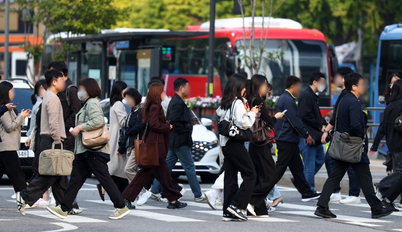 서울시는 서울경찰청 및 자치경찰위원회와 함께 교통약자의 보행편의와 교통사고 예방을 위해 보행신호시간 연장을 확대 추진한다. 이를 위해 보행신호시간 연장이 필요한 횡단보도 123개소를 선정했다. 지난 8일 서울 종로구 세종대로사거리에서 시민들이 외투를 입고 횡단보도를 건너고 있다. 뉴시스