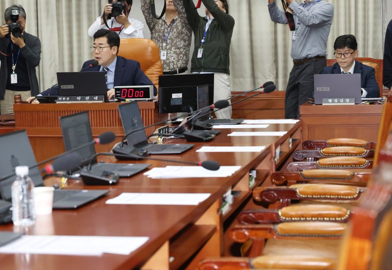 16일 국회에서 열린 운영위원회 전체회의. 박찬대 위원장이 여당 위원들이 퇴장한 가운데 김건희 여사와 명태균씨 등을 국정감사 증인으로 채택하는 안건을 통과시키고 있다. 2024.10.16 hama@yna.co.kr (끝)