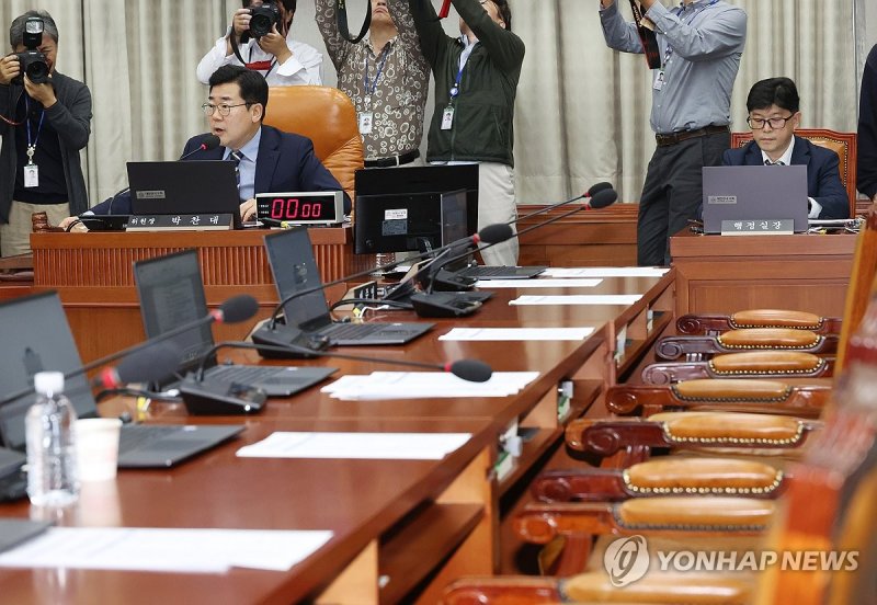 16일 국회에서 열린 운영위원회 전체회의에서 박찬대 위원장이 여당 위원들이 퇴장한 가운데 김건희 여사와 명태균씨 등을 국정감사 증인으로 채택하는 안건을 통과시키고 있다. 연합뉴스