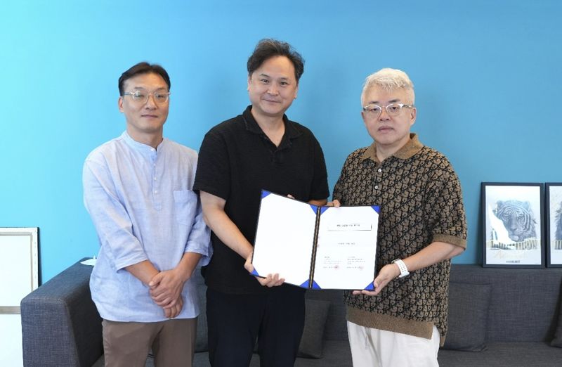 황창연 플랜티엠 대표(가운데)와 노느니특공대엔터테인먼트 대표 김형석 작곡가(오른쪽)가 기념 촬영을 하고 있다. 플랜티엠 제공