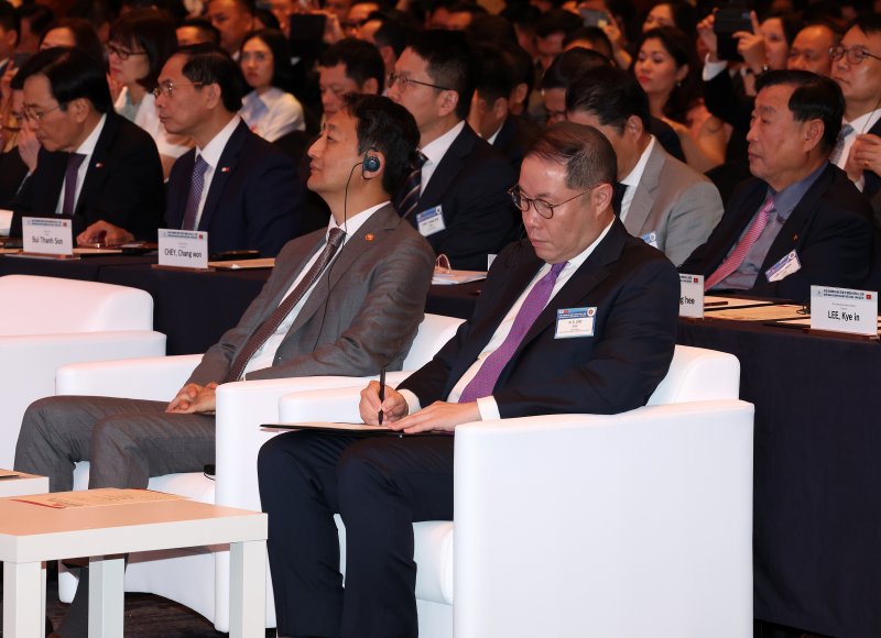 [서울=뉴시스] 이영환 기자 = 조현상 한-베트남 경제협력위원장과 안덕근 산업통상자원부 장관이 1일 오전 서울 중구 롯데호텔에서 열린 팜 밍 찡 베트남 총리 초청 한-베트남 비즈니스 포럼에서 팜 밍 찡 총리의 연설을 듣고 있다. 2024.07.01. 20hwan@newsis.com