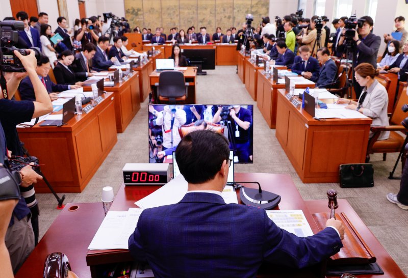 전재수 국회 문화체육관광위원회 위원장이 24일 서울 여의도 국회에서 열린 제418회국회(정기회) 제2차 전체회의에서 2024년도 국정감사계획서 채택의 건 통과를 알리고 있다. 뉴스1