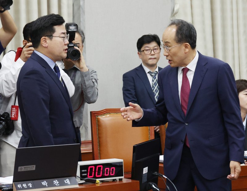 16일 국회에서 열린 운영위원회 전체회의에서 국민의힘 추경호 원내대표(오른쪽)와 운영위원장인 더불어민주당 소속 박찬대 원내대표가 증인 채택 여부를 놓고 대화하고 있다. 더불어민주당은 이날 김건희 여사를 비롯해 야당이 요청한 증인·참고인 명단을 단독 채택했다. 국민의힘 의원들은 야당의 일방적 의사진행에 반발해 퇴장했다. 연합뉴스