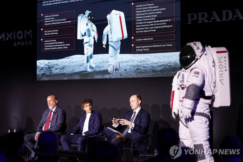 프라다 우주복 공개 Russell Ralston, Executive Vice President, EVA Program Manager for Axiom Space, speaks next to Matt Ondler, Axiom Space President and Lorenzo Bertelli, Prada Group Chief Marketing Officer & Head of Corporate Social Responsibility, during a presentation of Prada and Axiom Space's spacesuit