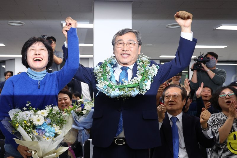 서울시교육감 보궐선거일인 16일 오후 정근식 후보가 서울 마포구에 마련된 사무실에서 당선이 확실시되자 부인 은영 씨와 기뻐하고 있다. 연합뉴스