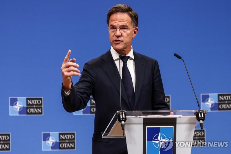 기자회견하는 나토 사무총장 NATO Secretary-General Mark Rutte holds a press conference, ahead of a meeting of NATO Defence Ministers in Brussels, Belgium October 16, 2024. REUTERS/Yves Herman