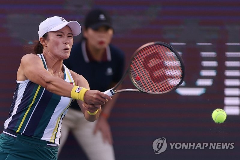 2022년 코리아오픈 경기 모습. 코리아오픈 단식 2회전 출전한 한나래 (서울=연합뉴스) 신현우 기자 = 21일 서울 송파구 올림픽공원 테니스코트에서 열린 여자프로테니스(WTA) 투어 하나은행 코리아오픈 단식 16강전 한나래(부천시청)와 에카테리나 알렉산드로바(러시아)의 경기. 한나래가 공을 쳐내고 있다. 2022.9.21 nowwego@yna.co.kr (끝)