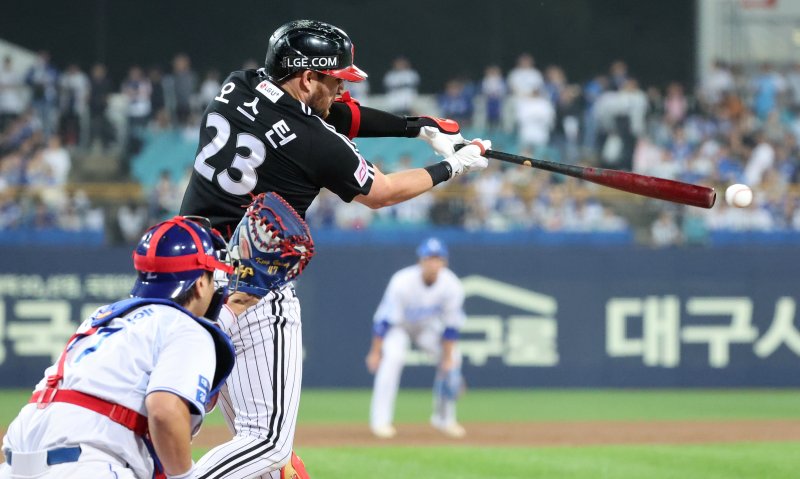 [대구=뉴시스] 이무열 기자 = 15일 오후 대구 수성구 삼성라이온즈파크에서 열린 2024 KBO 포스트시즌 플레이오프 2차전 LG 트윈스와 삼성 라이온즈의 경기, 1회초 1사 주자 1루 상황에서 LG 오스틴이 안타를 치고 있다. 2024.10.15. lmy@newsis.com