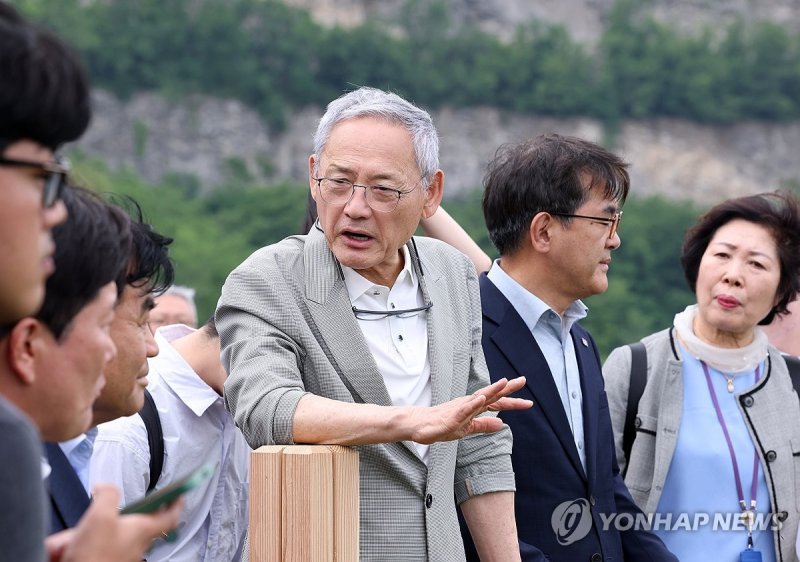 유인촌 문화체육관광부 장관이 지난 6월 7일 강원 동해 무릉별유천지를 방문해 심규언 시장 등 동해시 관계자들과 관광지 활성화 방안을 논의하고 있다. 연합뉴스