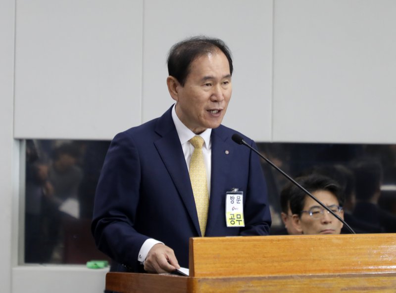 김동섭 한국석유공사 사장이 17일 울산 중구 석유공사 본사에서 열린 국회 산업통상자원중소벤처기업위원회 국정감사에서 업무현황을 보고하고 있다./뉴스1