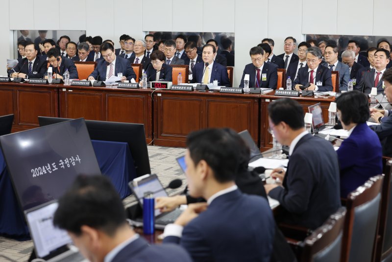 일 울산시 중구 한국석유공사에서 열린 국회 산업통상자원중소벤처기업위원회의 한국석유공사 등 12개 기관에 대한 국정감사에서 한국석유공사 김동섭 사장이 답변하고 있다. 사진=연합뉴스