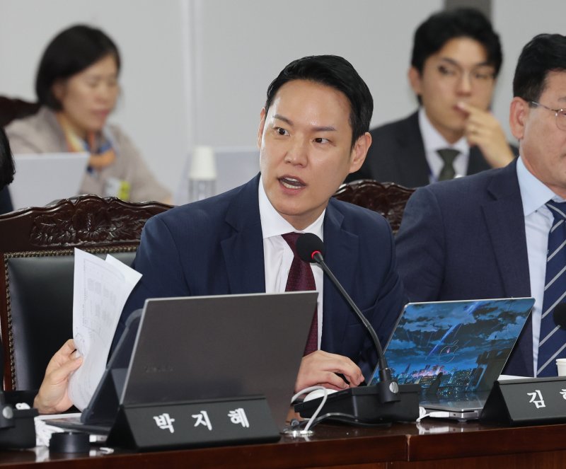 17일 울산시 중구 한국석유공사에서 열린 국회 산업통상자원중소벤처기업위원회의 한국석유공사 등 12개 기관에 대한 국정감사에서 더불어민주당 김한규 의원이 질의하고 있다. 연합뉴스