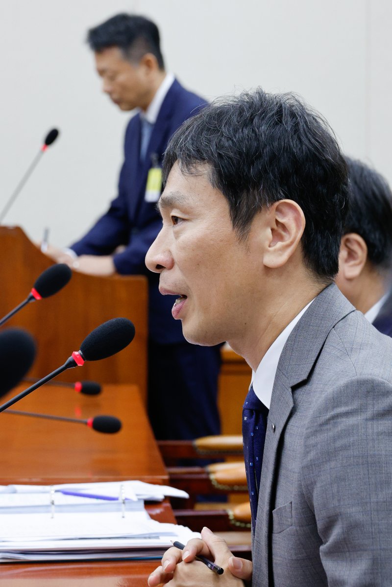 17일 이복현 금융감독원장이 국회 정무위원회에서 열린 금융감독원 국정감사에서 고려아연 경영권 분쟁 관련 김광일 MBK파트너스 부회장이 증인 출석한 가운데 질의에 답하고 있다. 사진=뉴스1