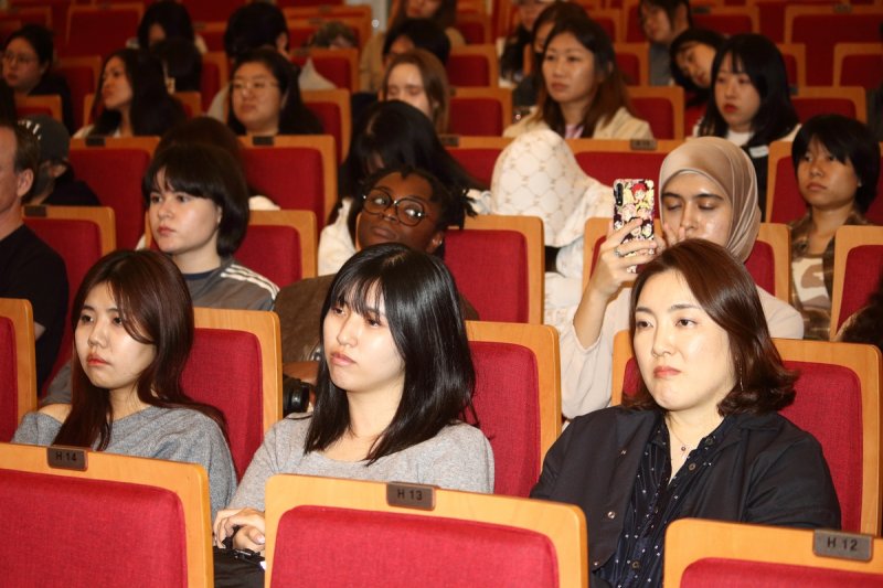 우리말 최강자 누구…경희대서 '세계 외국인 한국어 말하기 대회' (서울=연합뉴스) 성도현 기자 = 17일 오후 서울 동대문구 경희대 크라운관에서 열린 '제26회 세계 외국인 한국어 말하기 대회'에서 청중들이 본선 참가자들의 발표를 경청하고 있다. 2024.10.17 raphael@yna.co.kr