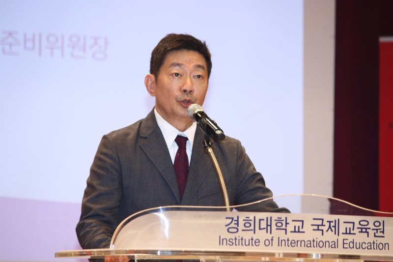'외국인 한국어 말하기 대회' 대회사 하는 김중섭 준비위원장 (서울=연합뉴스) 성도현 기자 = 17일 오후 서울 동대문구 경희대 크라운관에서 열린 '제26회 세계 외국인 한국어 말하기 대회'에서 김중섭 대회 준비위원장이 대회사를 하고 있다. 2024.10.17 raphael@yna.co.kr