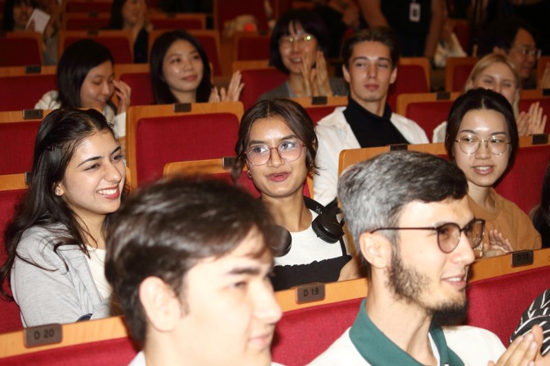 집중하는 '세계 외국인 한국어 말하기 대회' 참석 청중들 (서울=연합뉴스) 성도현 기자 = 17일 오후 서울 동대문구 경희대 크라운관에서 열린 '제26회 세계 외국인 한국어 말하기 대회'에서 청중들이 참가자들의 발표에 집중하고 있다. 2024.10.17 raphael@yna.co.kr