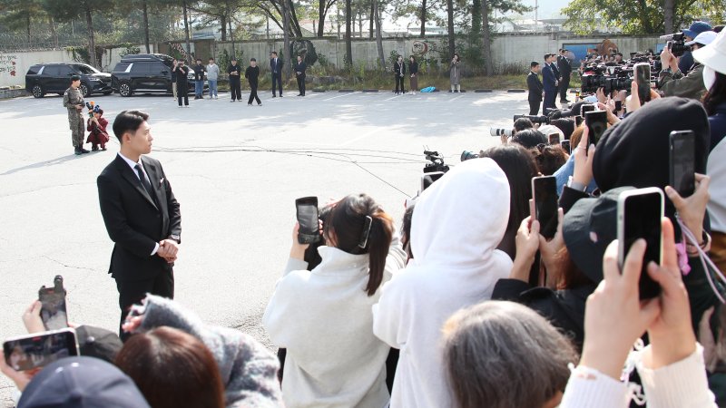 [뉴스1 ★]제이홉, 맏형 진과 함께하는 제대 현장…보고싶었어 아미