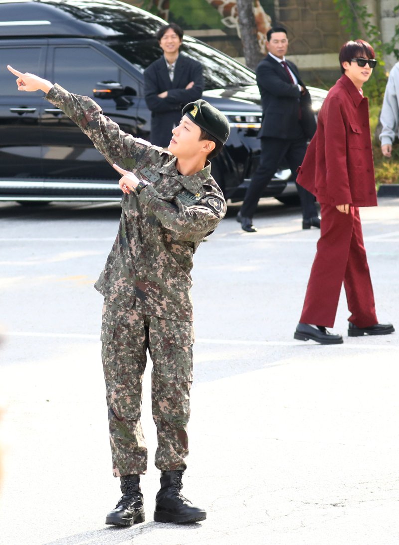 [뉴스1 ★]제이홉, 맏형 진과 함께하는 제대 현장…보고싶었어 아미