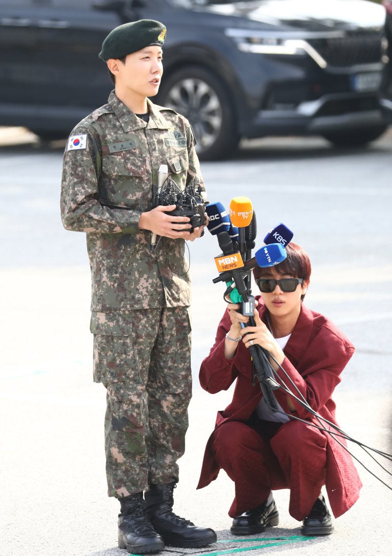 [뉴스1 ★]제이홉, 맏형 진과 함께하는 제대 현장…보고싶었어 아미