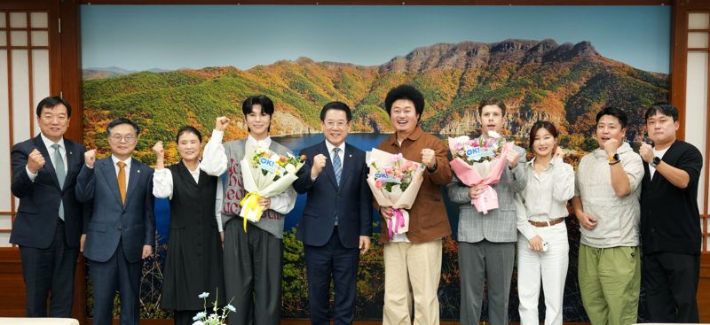 김영록 전남도지사(사진 왼쪽에서 다섯 번째)가 17일 도청 접견실에서 열린 '2024년 전남도 홍보대사 위촉식'에서 국악인 김준수(네 번째), 개그맨 윤택(여섯 번째), 방송인 크리스 존슨(일곱 번째)에게 홍보대사 위촉장을 수여하고 기념촬영을 하고 있다. 전남도 제공