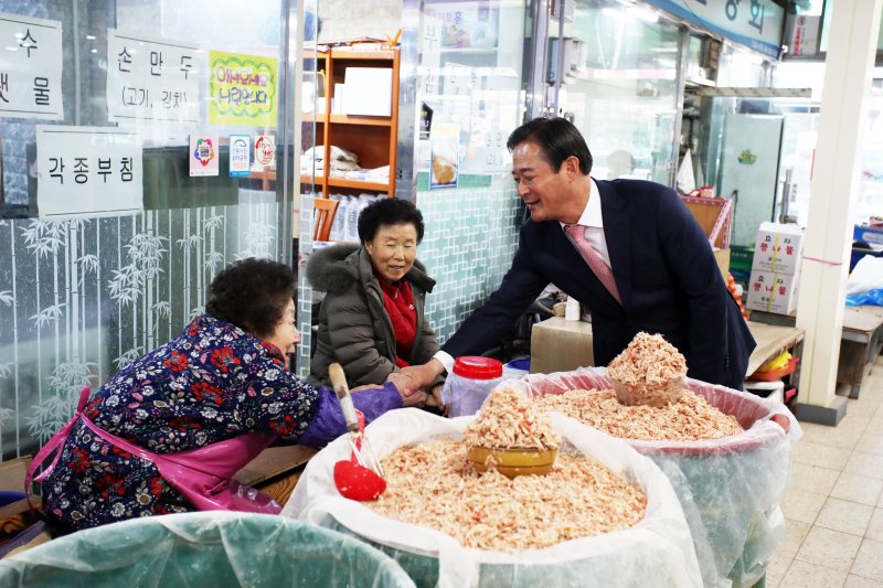 홍천군이 오는 7월부터 효행 장려금을 지급한다. 사진은 군민들과 소통하는 신영재 홍천군수. 뉴스1