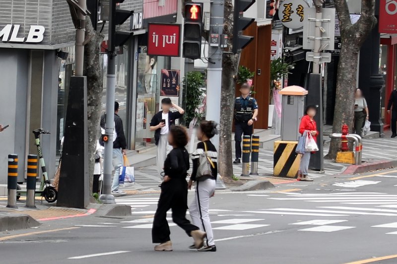 제주시 누웨모루 거리 인근에서 보행자들이 도로를 무단횡단하고 있다. 제주특별자치도 자치경찰단은 여름 성수기 외국인 관광객 밀집지역을 중심으로 무단횡단과 쓰레기 투기, 노상방뇨 등 기초질서 위반 단속과 현장 계도를 강화한다. /사진=뉴스1