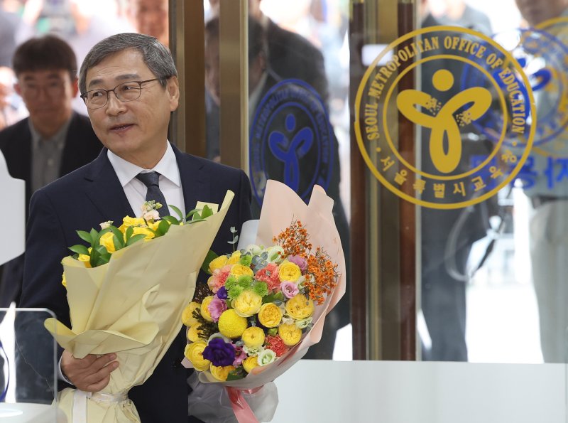 첫 출근하는 정근식 서울시교육감정근식 서울시교육감이 17일 오전 서울시교육청으로 첫 출근하고 있다. 연합뉴스