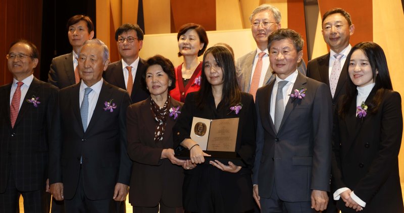 한국인 최초로 노벨문학상을 수상한 한강 작가가 17일 서울 강남구 아이파크타워 포니정홀에서 열린 제18회 포니정 혁신상 시상식에서 참석자들과 기념사진을 촬영하고있다. 뉴시스