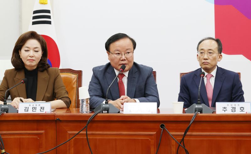 김재원 국민의힘 최고위원이 14일 여의도 국회에서 열린 최고위원회의에서 명태균씨에 대해 발언을 하고 있다.<div id='ad_body3' class='mbad_bottom' ></div> 사진=박범준 기자