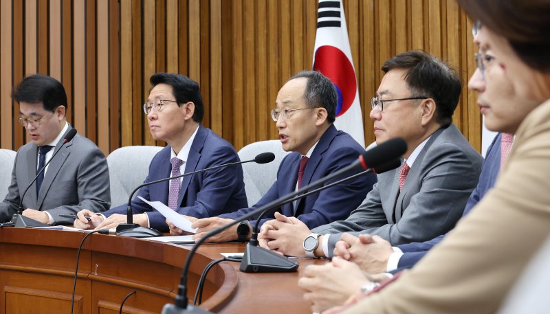 추경호 국민의힘 원내대표(가운데)가 18일 오전 국회에서 열린 국정감사대책회의에서 발언하고 있다. 연합뉴스