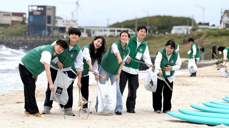 스타벅스 파트너들이 제주도에서 플로깅 봉사활동을 진행하고 있다. 스타벅스 제공