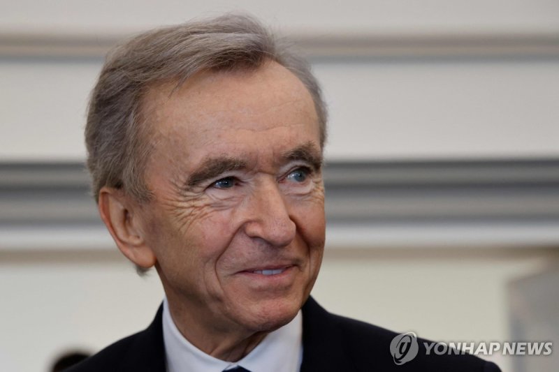 베르나르 아르노 회장 (FILES) LVMH Chairman and CEO Bernard Arnault takes part in the inauguration of the fifth campus of the Institute of vocations for employment (LIVE) in Reims, on April 29, 2024. The possible takeover of Paris FC by the Arnault family and Red Bull, revealed by the press on October 9, 2024