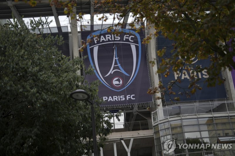 파리FC 로고 The Paris FC soccer club banner is seen outside the Charlety stadium in Paris, France, Thursday, Oct.17, 2024. (AP Photo/Thibault Camus)